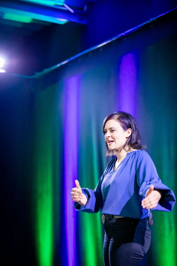 Kelly Malottke fordert auf der Bühne Entlastung für Kitas (© Christina Pörsch)