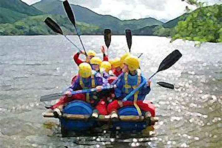 Bild: Outdoor Teamtraining Floßbau: Team live erleben