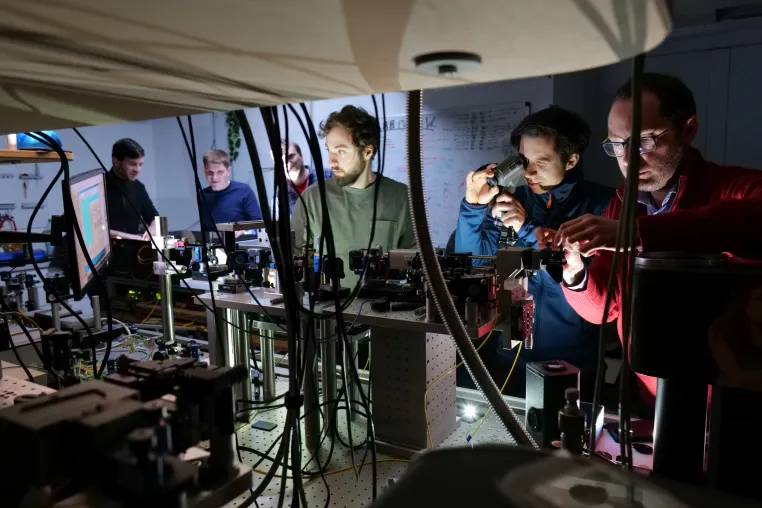 Meilenstein auf dem Weg zum „Quanteninternet“: Quantenteleportation zwischen Photonen aus zwei entfernten Lichtquellen Bild: Meilenstein auf dem Weg zum „Quanteninternet“: Quantenteleportation zwischen Photonen aus zwei entfernten Lichtquellen