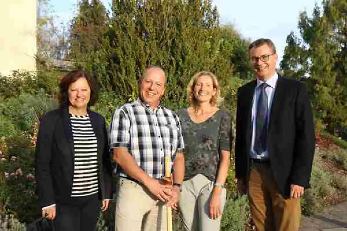 Thomas Stocker und Nachfolgerin Heidi Meier umrahmt von der GL der Stiftung Liebenau Pflege.