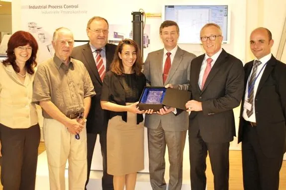 Vor 25 Jahren: DQS stellt erstes ISO 9001-Zertifikat in Deutschland an Hottinger Baldwin Messtechnik GmbH aus Bild: Vor 25 Jahren: DQS stellt erstes ISO 9001-Zertifikat in Deutschland an Hottinger Baldwin Messtechnik GmbH aus