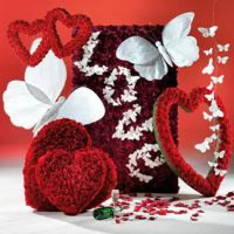 Bild: Deko-Spezialist Woerner - Perfekt zum Valentinstag: Liebevoll - romantische Rosendekoration