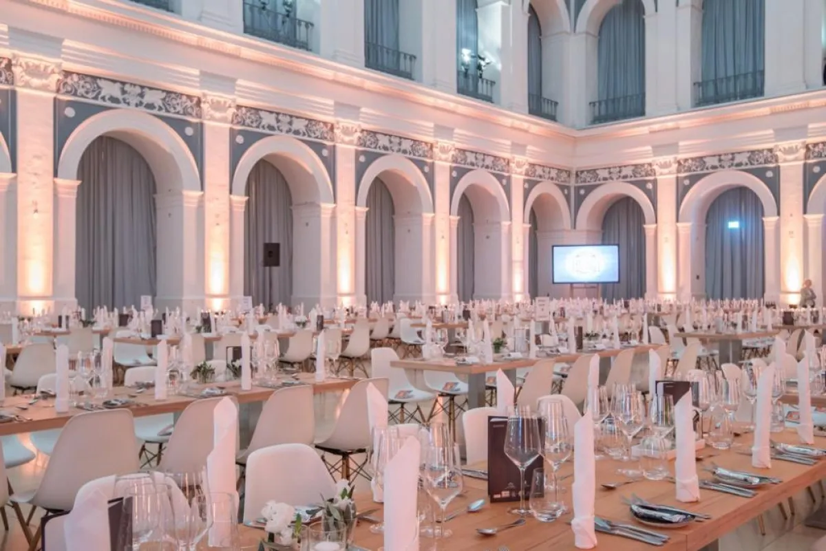 Urban trifft elegant: Das Dinner im Commerzsaal