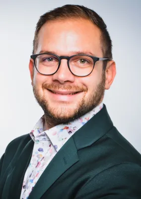 Patrick Lott (KIT) erhält DECHEMA-Preis für Forschung zum dynamischen Reaktorbetrieb Bild: Patrick Lott (KIT) erhält DECHEMA-Preis für Forschung zum dynamischen Reaktorbetrieb