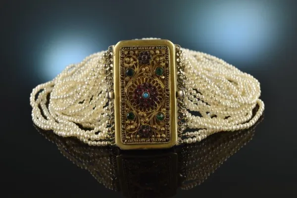 Bild: Die Halsbandaffaire: Historischer Trachtenschmuck – Trends und Traditionelles