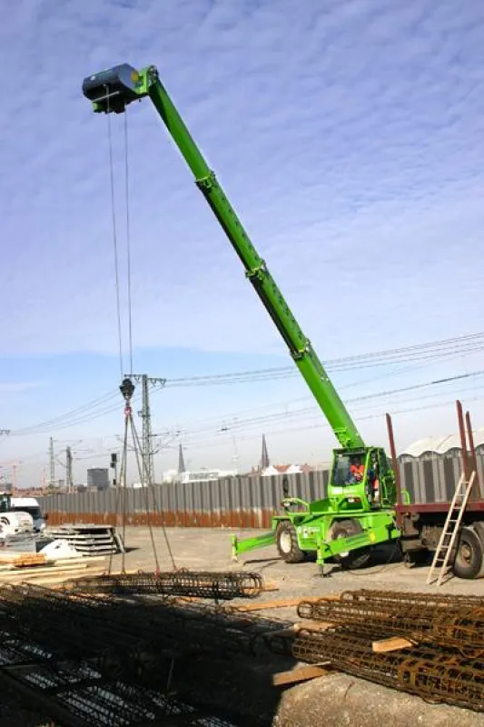 Der Merlo Roto aus dem HKL MIETPARK beweist Mobilkran-Qualitäten beim Bau der Pfeilerbahn in der HafenCity.