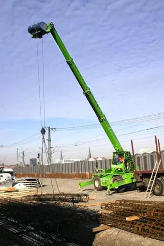 Bild: Teleskop beweist Mobilkran-Qualitäten in der HafenCity