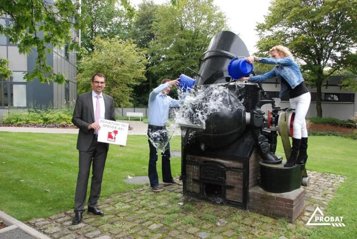 Der Geschäftsführer der Probat-Werke, Wim Abbing, mit dem Spendengutschein für die DKMS