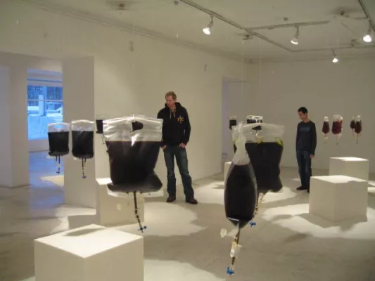 Bild: Zuckerwürfel und Fruchtsäfte- Kunstinstallation in der Art Hall Gallery, Tallinn, Estland