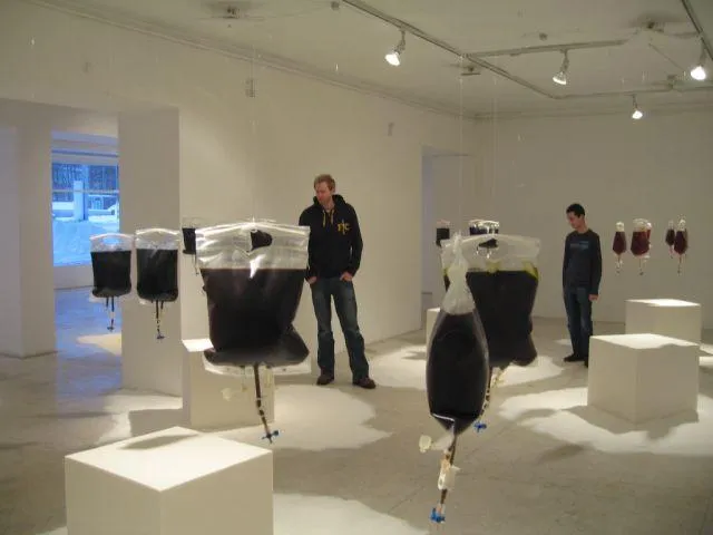 Bild: Zuckerwürfel und Fruchtsäfte- Kunstinstallation in der Art Hall Gallery, Tallinn, Estland