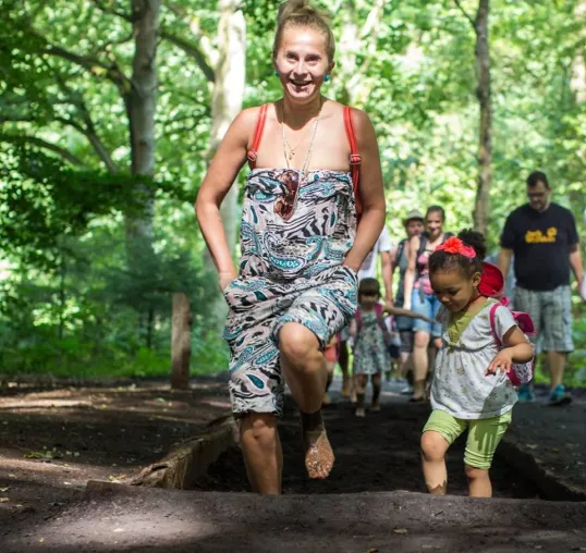 Bild: Schule aus, Schuhe aus! Aktion am 20.7.2017 | Der Barfußpark Beelitz läutet Sommerferien ein