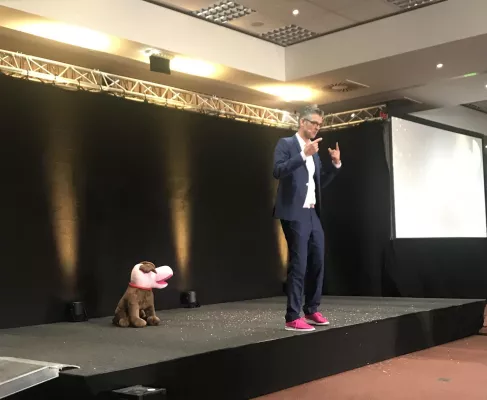 Bild: Dr. Christoph Ramcke holt sich den Weltrekord zurück und gewinnt den weltgrößten Speaker Slam
