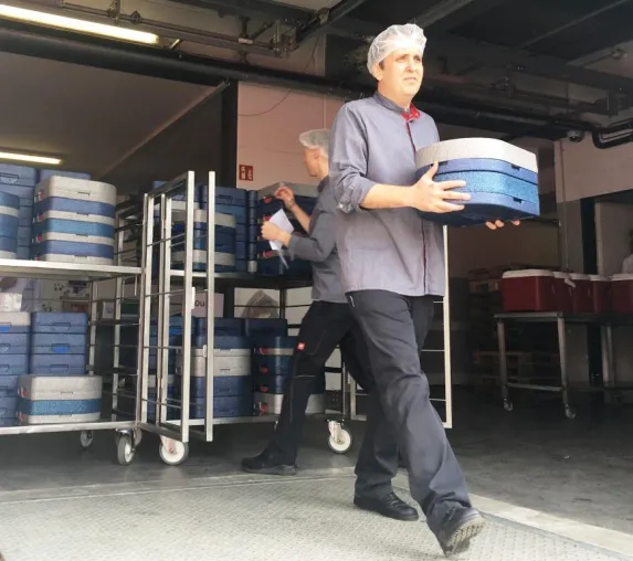 Lachsfilet und Himbeertraum: Käfer kocht Mobilen Mittagstisch Bild: Lachsfilet und Himbeertraum: Käfer kocht Mobilen Mittagstisch