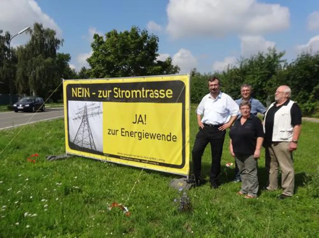 Bannerübergabe mit dem 1. Bürgermeister von Lenting, dem Sponsor Fa. Nerb und den beiden BI-Gründern
