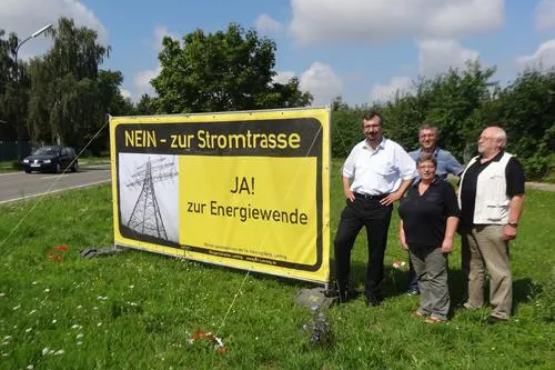 Bild: Lenting zeigt Flagge gegen Stromtrasse