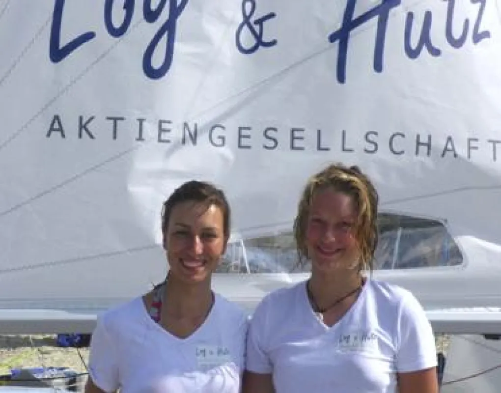 Loy&Hutz sponsert die erfolgreichen Seglerinnen Miriam Hoffmann und Lea Spitzmann (v.l.).