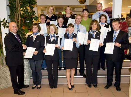 Bild: Rückenfreundliches Einkaufen – Aktion Gesunder Rücken e.V. zertifiziert gesamtes Fachberater-Team