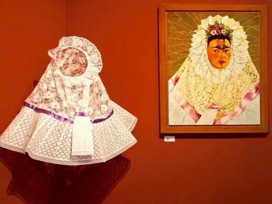 Bild: "Spitzen und Tränen" Frida Kahlo Ausstellung eröffnet in Baden-Baden