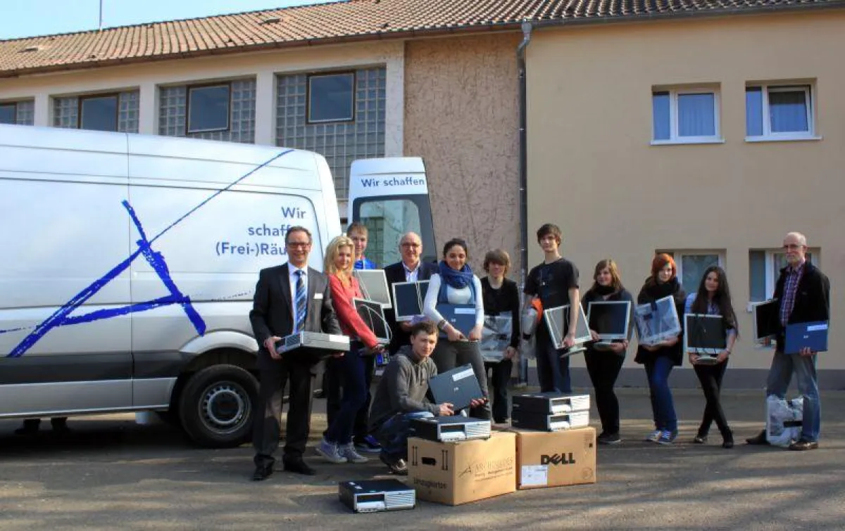 Helfer beim Ausladen: SchülerInnen der Geschwister-Scholl-Schule