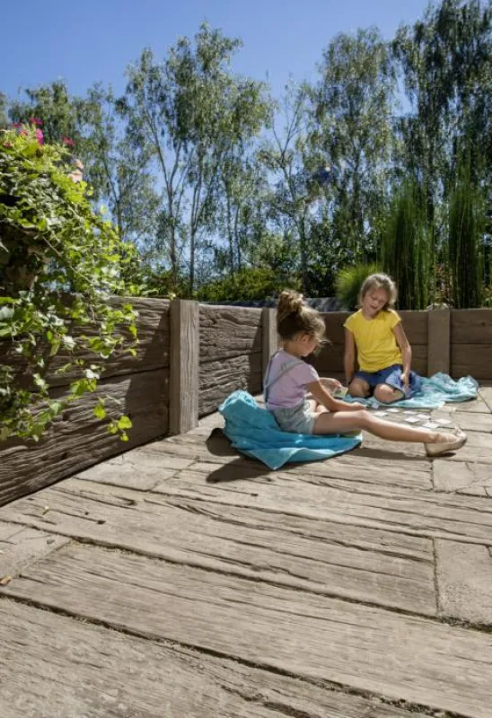 Das LogSleeper-System besteht aus naturnahen Nachbildungen von alten Eisenbahnschwellen