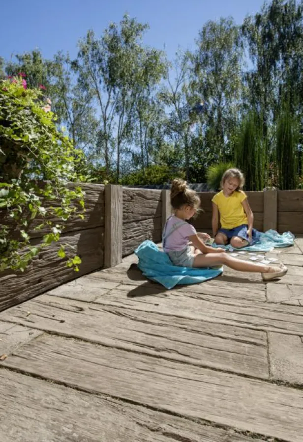 Das LogSleeper-System besteht aus naturnahen Nachbildungen von alten Eisenbahnschwellen