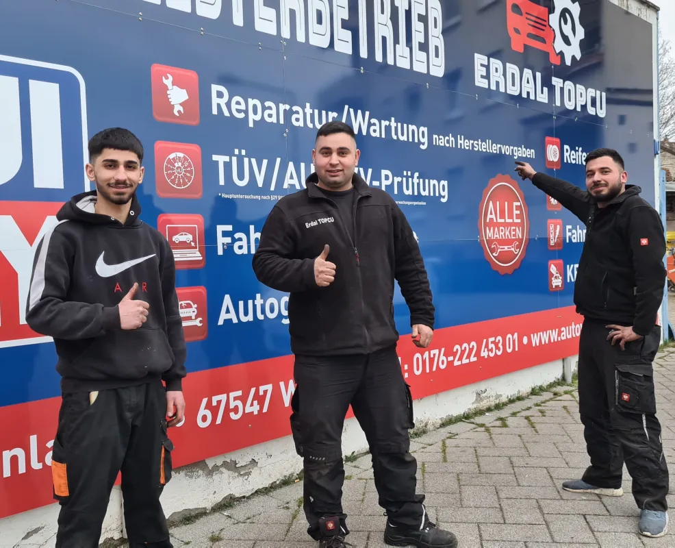 Team-Topcu (v. l. n. r.) Jahrespraktikant Nuri, Erdal Topcu, Mitarbeiter Omar (© © Bild: www.cmp-Medien.de CC )
