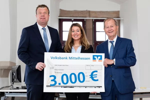 Bild: Volksbank Mittelhessen spendet 3.000 Euro an Von Behring-Röntgen-Stiftung