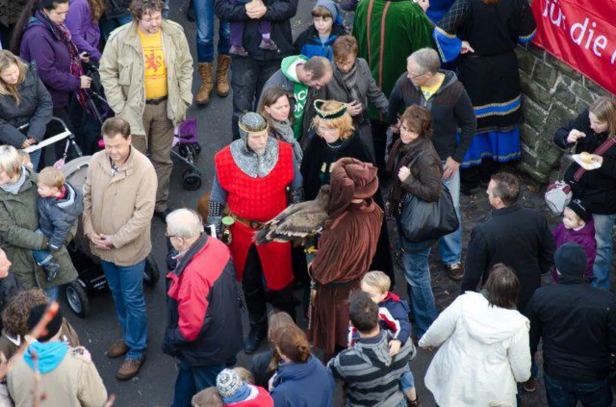 Falknerei zum Anfassen. Falkner Alfred Berg mit Steppenadler Hera in der Menschenmenge