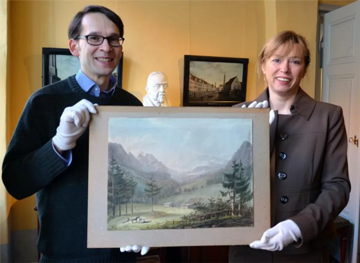 Kunsthistoriker Kai Wenzel (l.) und Cornelia Herbst, Vorsitzende des Vereins, präsentieren den Anka