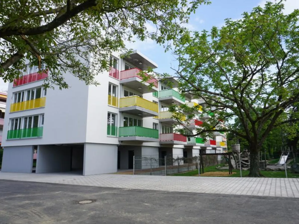 Das farbenfrohe Mehrfamilienhaus Blumenstr. 11 in Gundelfingen entstand direkt am Piratenspielplatz