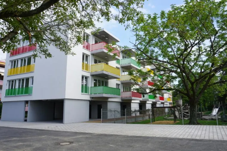 Heimbau errichtet farbenfrohes Mehrfamilienhaus mit 15 bezahlbaren Mietwohnungen am Piratenspielplatz Bild: Heimbau errichtet farbenfrohes Mehrfamilienhaus mit 15 bezahlbaren Mietwohnungen am Piratenspielplatz