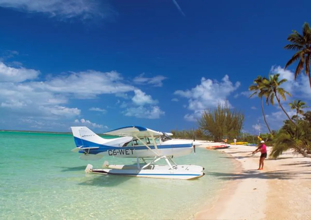 Man braucht nicht unbedingt ein eigenes Flugzeug, um bequem und schnell in die Karibik zu kommen.