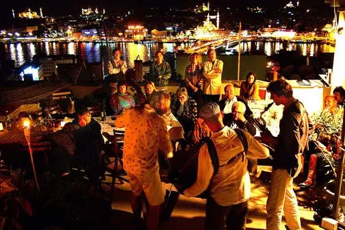 Bild: Zusammen reist man weniger allein - Urlaub mit Freunden in Loftwohnungen über den Dächern von Istanbul