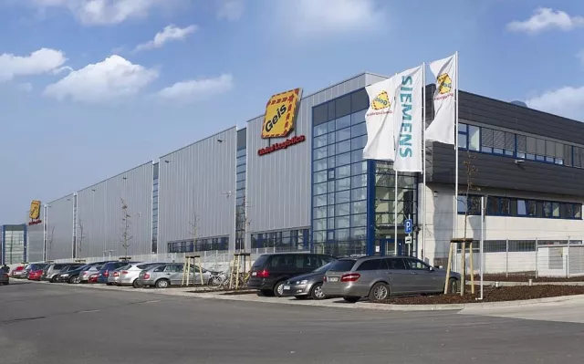 Bild: Geis weiht Multiuser-Logistikzentrum ein