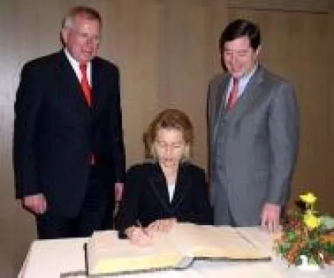 Bild: „Anstatt Mauern Windmühlen bauen“ Ministerin von der Leyen und Ministerpräsident Christian Wulff Gäste der IHK