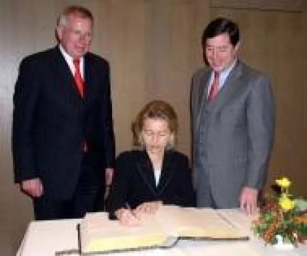 „Anstatt Mauern Windmühlen bauen“ Ministerin von der Leyen und Ministerpräsident Christian Wulff Gäste der IHK Bild: „Anstatt Mauern Windmühlen bauen“ Ministerin von der Leyen und Ministerpräsident Christian Wulff Gäste der IHK