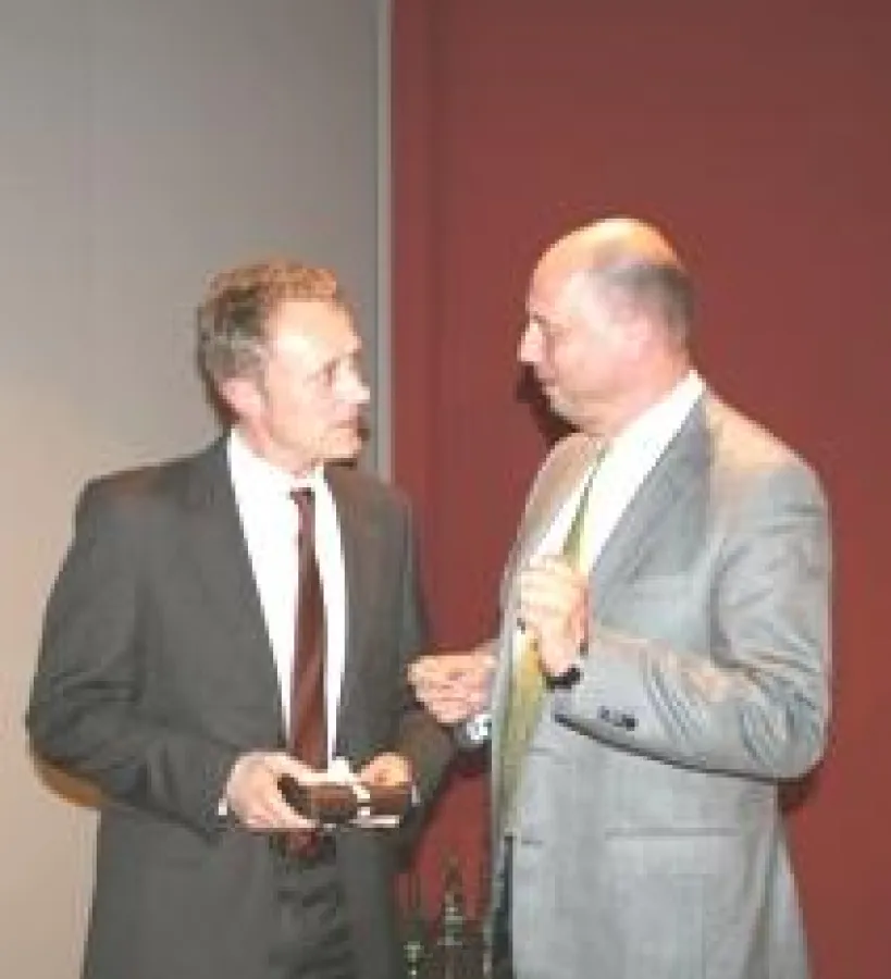 Thomas Tannhäuser (Transcom WorldWide, links) im Gespräch mit Bundesverkehrsminister Wolfgang Tiefensee