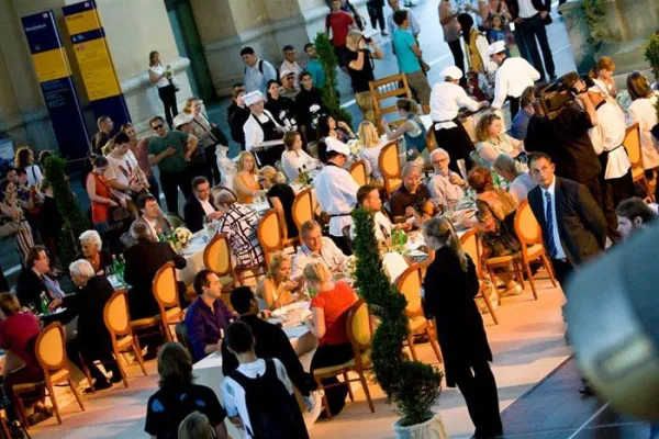 Bild: Pure Perfection inszeniert Acqua Panna-Flashmob am Frankfurter Hauptbahnhof