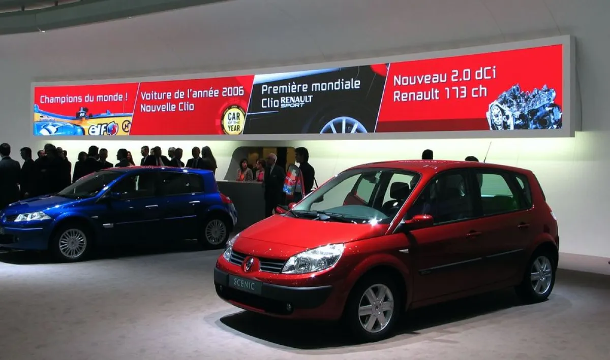 gebogene Chromatek 6mm LED Wand für Renault / Autosalon Genf 2006