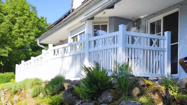 Kunststoffzaun Berlin: Neues Modell Landhausstil mit Kreuzform jetzt in wartungsfreiem PVC Bild: Kunststoffzaun Berlin: Neues Modell Landhausstil mit Kreuzform jetzt in wartungsfreiem PVC