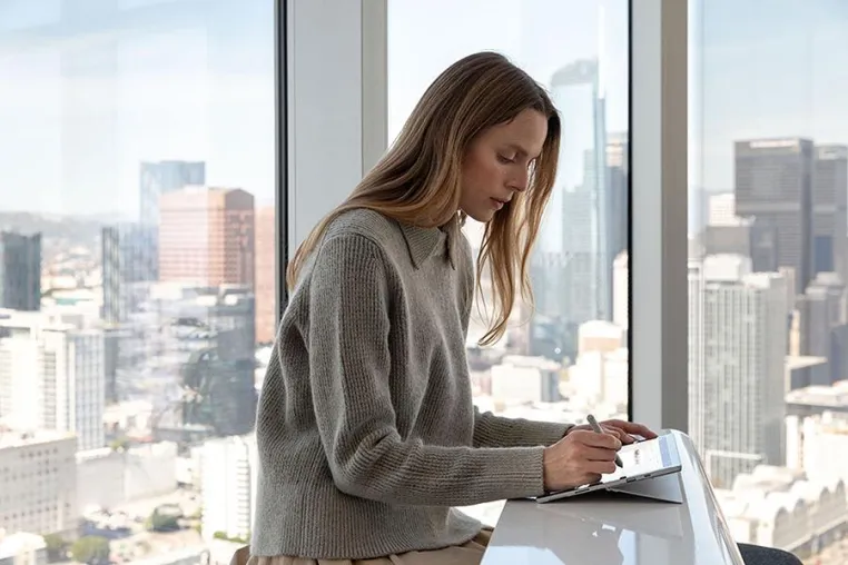 Arbeitsplatz 4.0 – Unternehmen steigern die Wettbewerbsfähigkeit durch den Einsatz moderner IT-Technologien Bild: Arbeitsplatz 4.0 – Unternehmen steigern die Wettbewerbsfähigkeit durch den Einsatz moderner IT-Technologien