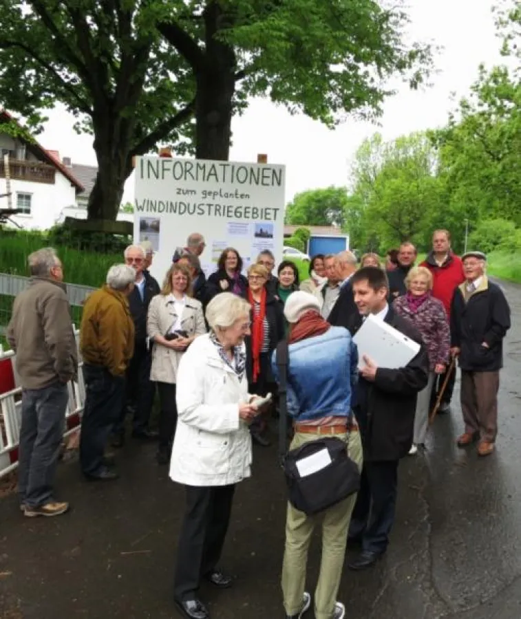 Ingrid Gebhardt übergibt mit der Bürgerinitiative die gesammelten Unterschriften an Bürgermeister Fe