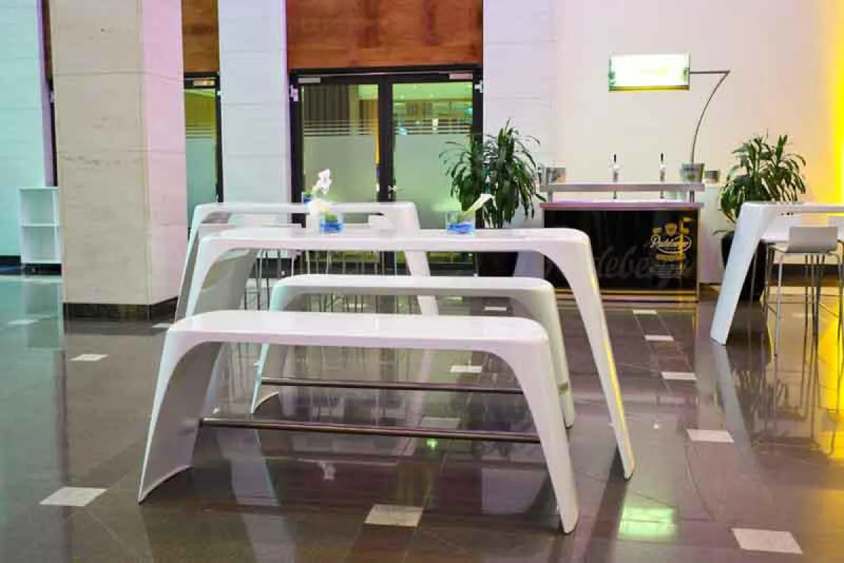 SWING Ensemble mit Tisch und Sitzbank (Foto: SUITESTUFF)