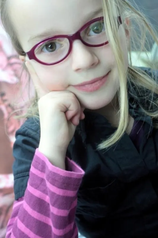 merle (8 jahre): ist eines der patenkinder der neuen kinderbrillen-kollektion von ic! berlin.