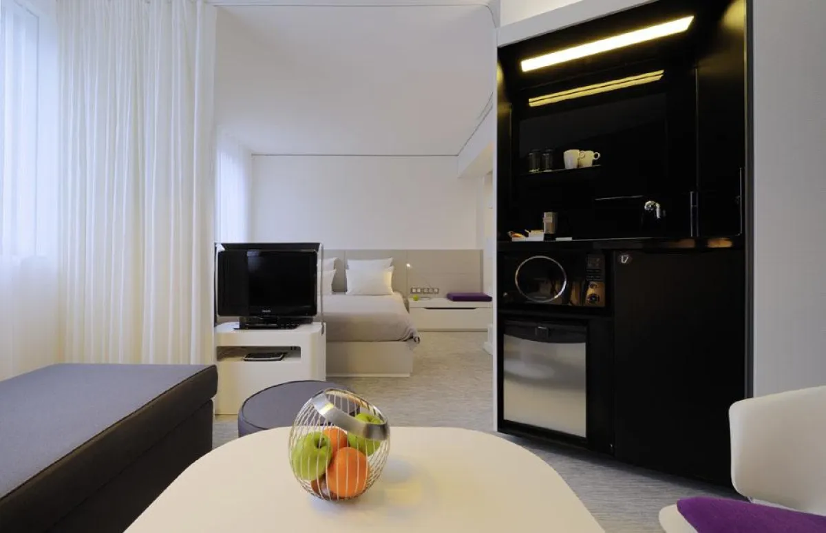 Die 110 Suiten des ersten Suite Novotel in Luxemburg gestaltete Tenbrink als 30 qm große, moderne Lebensbereiche.