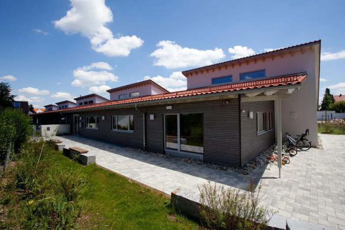 Außenansichten der Kita in Pfaffenhausen mit Fassadenverkleidung aus Holz (c) KRONOPLY