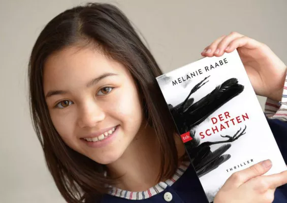 Bild: Goldene Schwanenfeder für Literatur für Melanie Raabe im Juli 2018