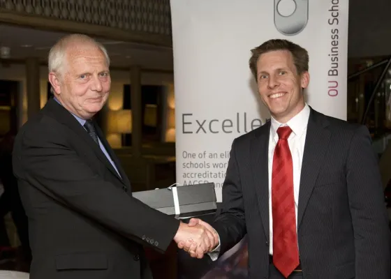 Bild: OU Business School Absolvent Stefan Walke erhält MBA-Auszeichnung
