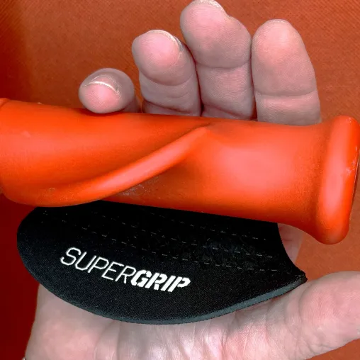 Bild: Krücken sind die krassesten Sportgeräte der Welt - Workoutpads mit Supergrip schützen Handflächen & geben Halt