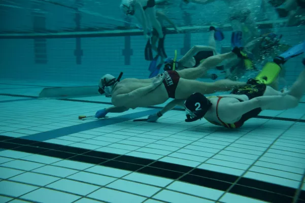Bild: Unterwasserhockey - mit dem Puck am Beckenboden. Hannover spielt am Samstag in Langenhagen.